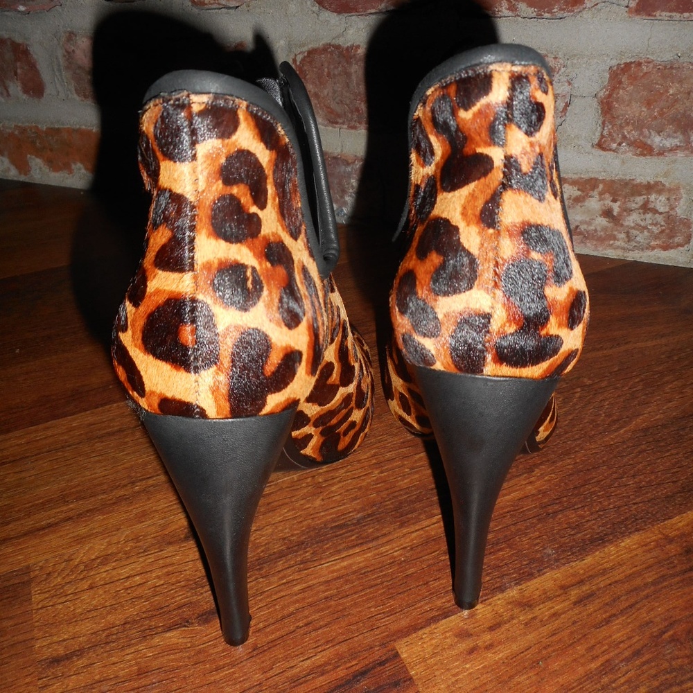 NIB Schutz Leopard peep toe heeled booties, size 8 - Picture 6 of 8
